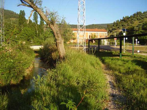 Zona pequeña de baño en el río